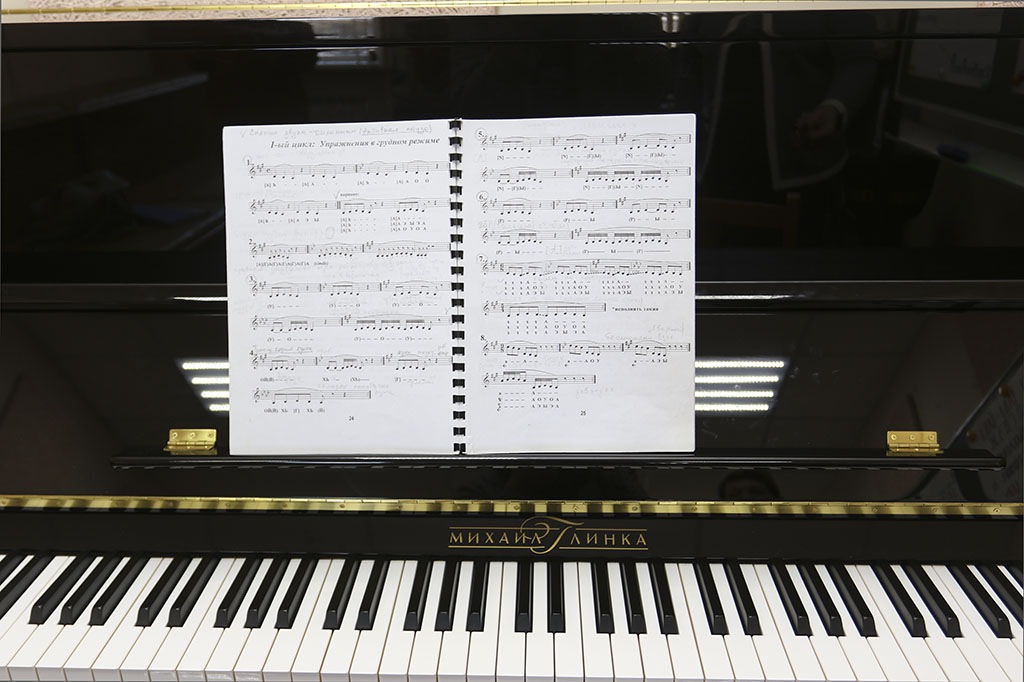 Три новых фортепиано получила Находка для обучения детей музыке и пению