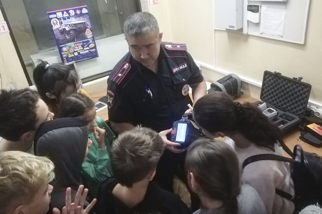Полицейские провели для школьников Находки экскурсию в дежурную часть ГИБДД