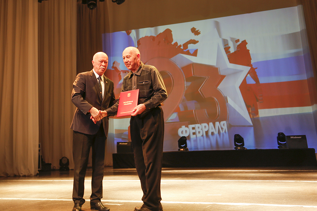 Защитников Отечества, ветеранов и кадетов наградили на торжественном собрании в Центре культуры