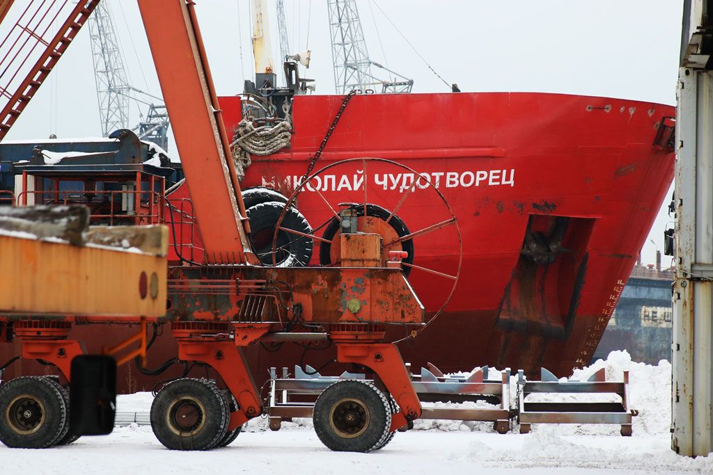 Находкинский судоремонтный завод получит заказ на строительство девяти судов-краболовов