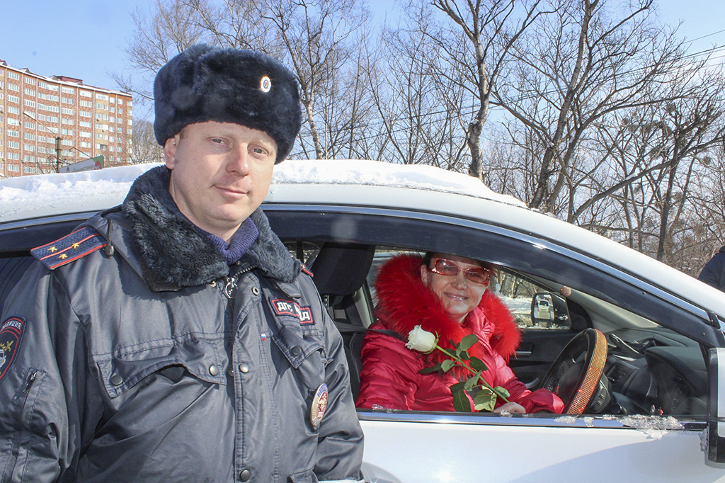 В Находке полицейские останавливают автомобилисток, чтобы подарить им цветы