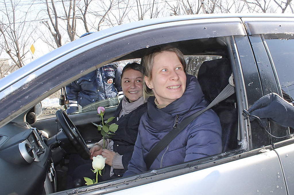 В Находке полицейские останавливают автомобилисток, чтобы подарить им цветы