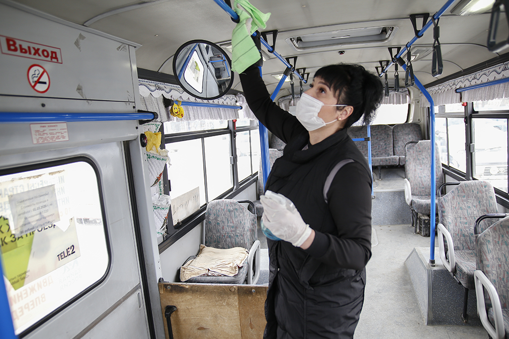 Перевозчики Находки проводят дезинфекционную обработку салонов автобусов