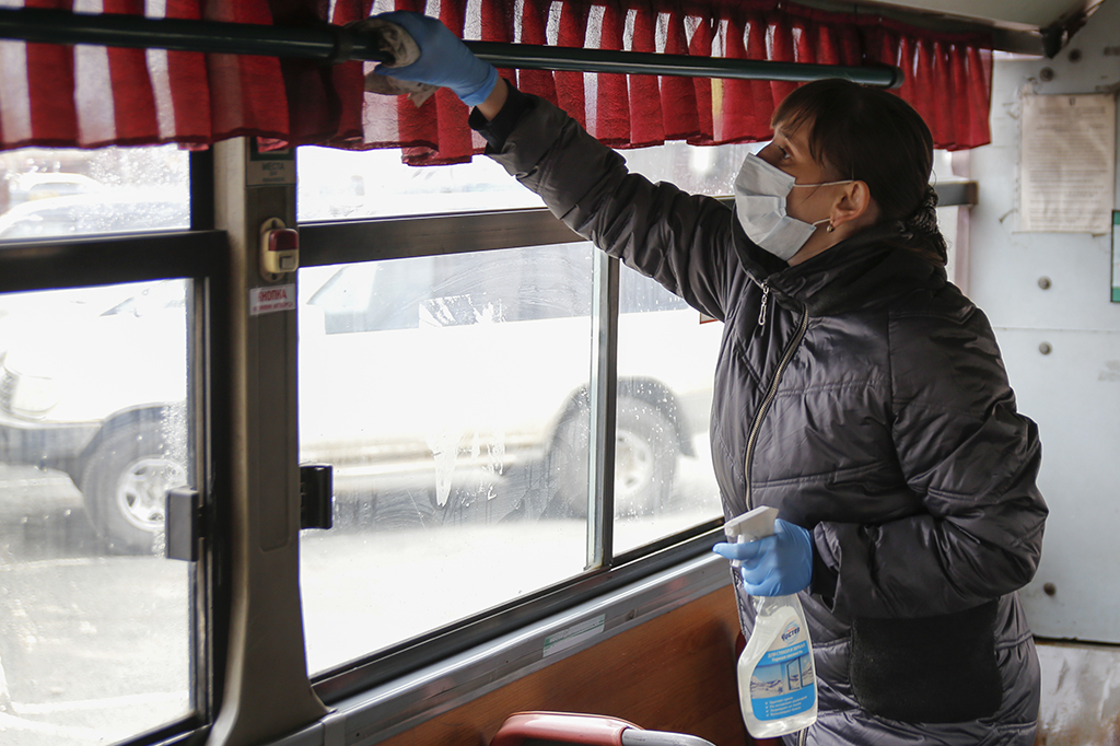 Перевозчики Находки проводят дезинфекционную обработку салонов автобусов