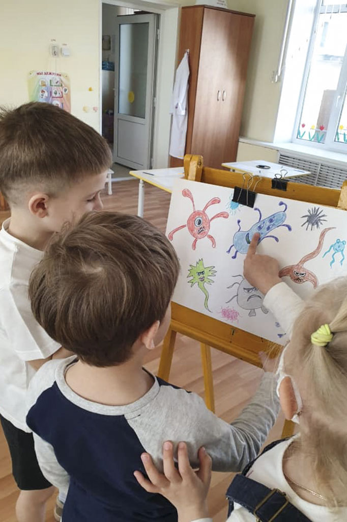 Воспитатели читают сказки, рисуют, изучают ПДД с дошкольникам онлайн