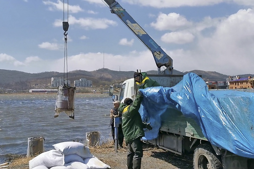 Бригады спасателей круглосуточно ликвидируют мазутное загрязнение озера Соленого