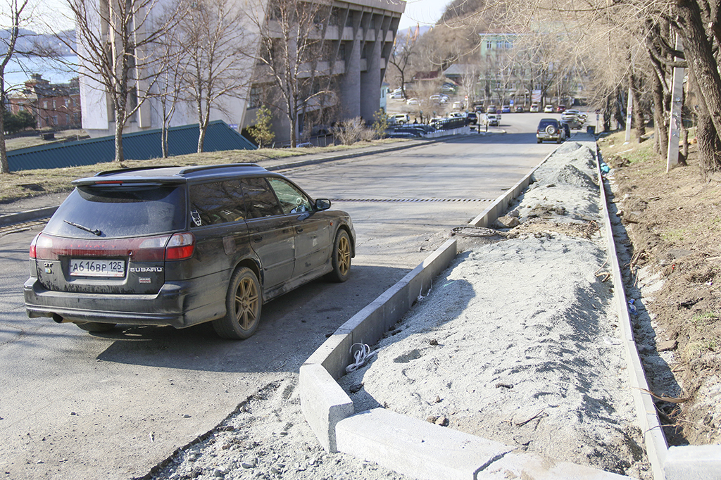 В Находке приступили к ремонту тротуара на ул. Портовой