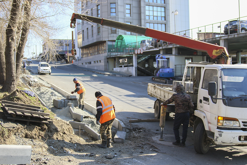В Находке приступили к ремонту тротуара на ул. Портовой