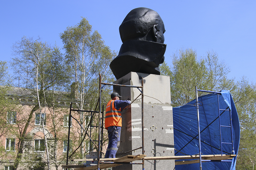 В Находке реставрируют бюст Владимира Ильича Ленина