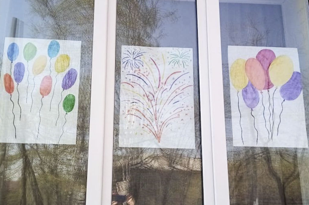 В детских садах дети украсили рисунками окна ко Дню Победы