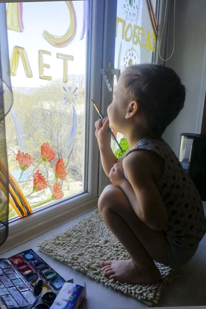 В детских садах дети украсили рисунками окна ко Дню Победы