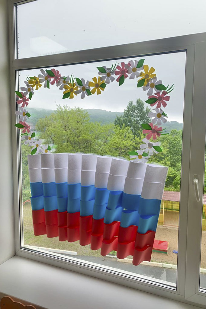 Окна Находки встречают День России в праздничном наряде