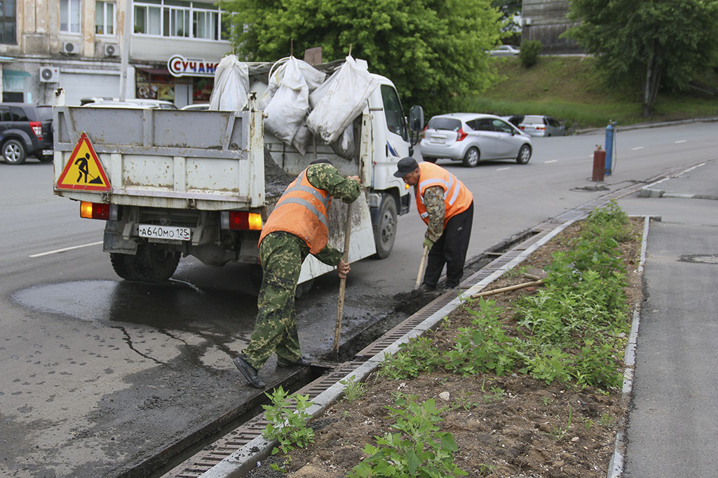 Муниципальное предприятие «ДЭУ» ведет работы на сетях ливневой канализации