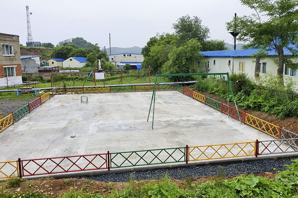 В находкинских дворах устанавливают детские и спортивные площадки