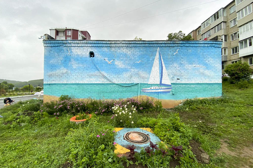 Фонд «Атмосфера» украсил рисунками на морскую тематику техническое здание в находкинском микрорайоне Врангель