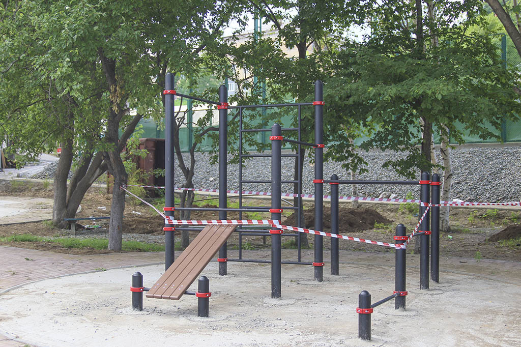 Национальные проекты: в городском парке приступили к монтажу игровых и спортивных комплексов