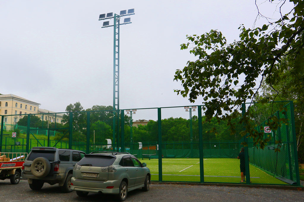 На радость профессионалам и любителям: в городском парке Находки открылся большой теннисный корт
