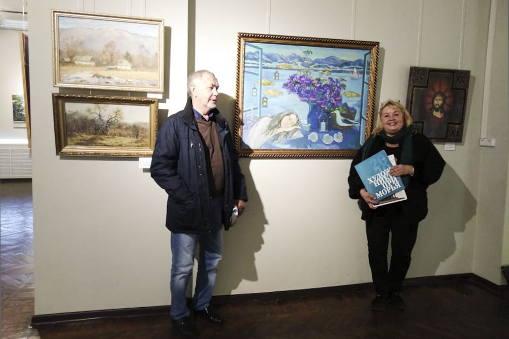 Творчество художников Находки представлено на краевой выставке и в памятном фотоальбоме