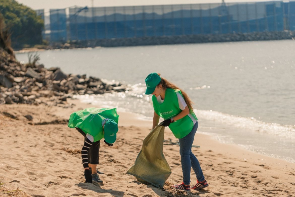 «Восточный Порт» и волонтёры провели уборку побережья бухты Врангеля в рамках «Экомарафона-2020»