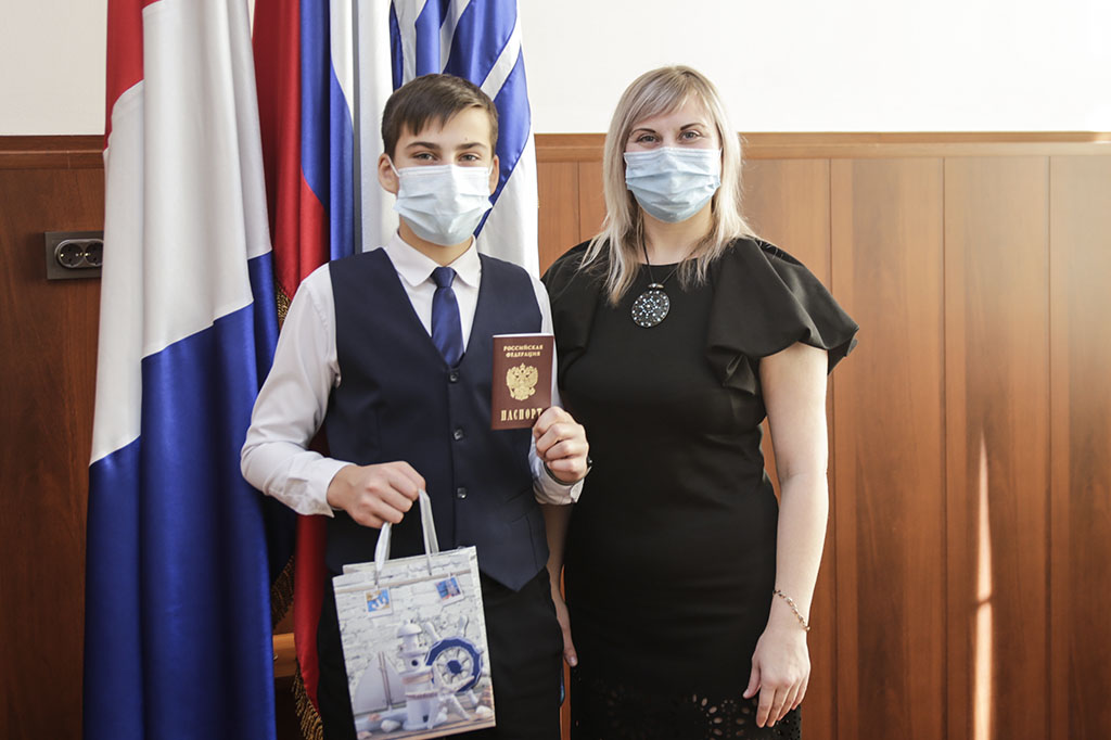 Школьники получили паспорта накануне Дня Конституции