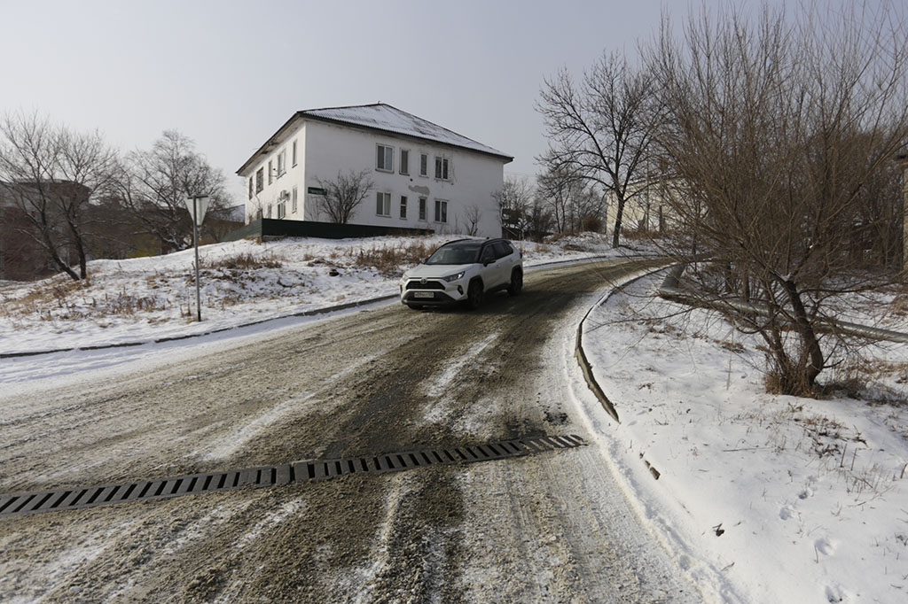 Уборка снега в микрорайонах Находки продолжается в рабочем режиме