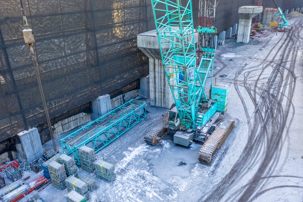 Кран-рекордсмен взял новую высоту на строительстве навеса в «Терминале Астафьева»