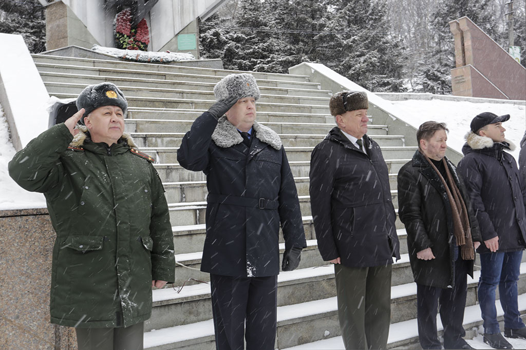 Находкинцы возложили цветы к Вечному огню в память о воинах-интернационалистах