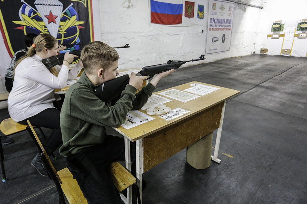 В соревнованиях по пулевой стрельбе школьники Находки показали класс