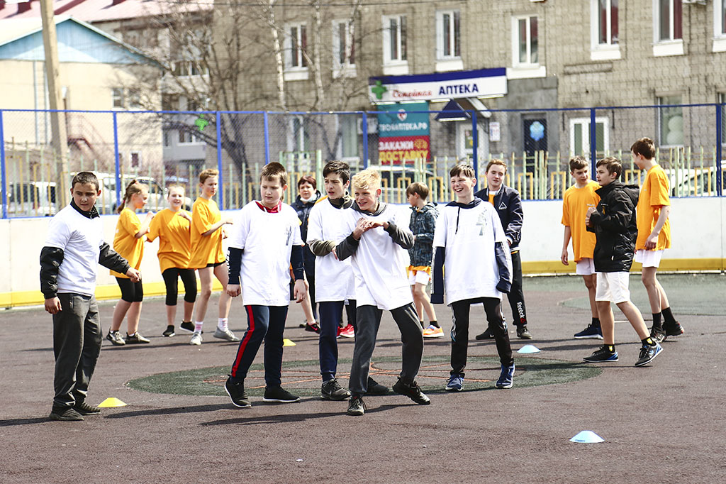 Спортивные, активные: школьники Находки принимают участие в «Веселых стартах»