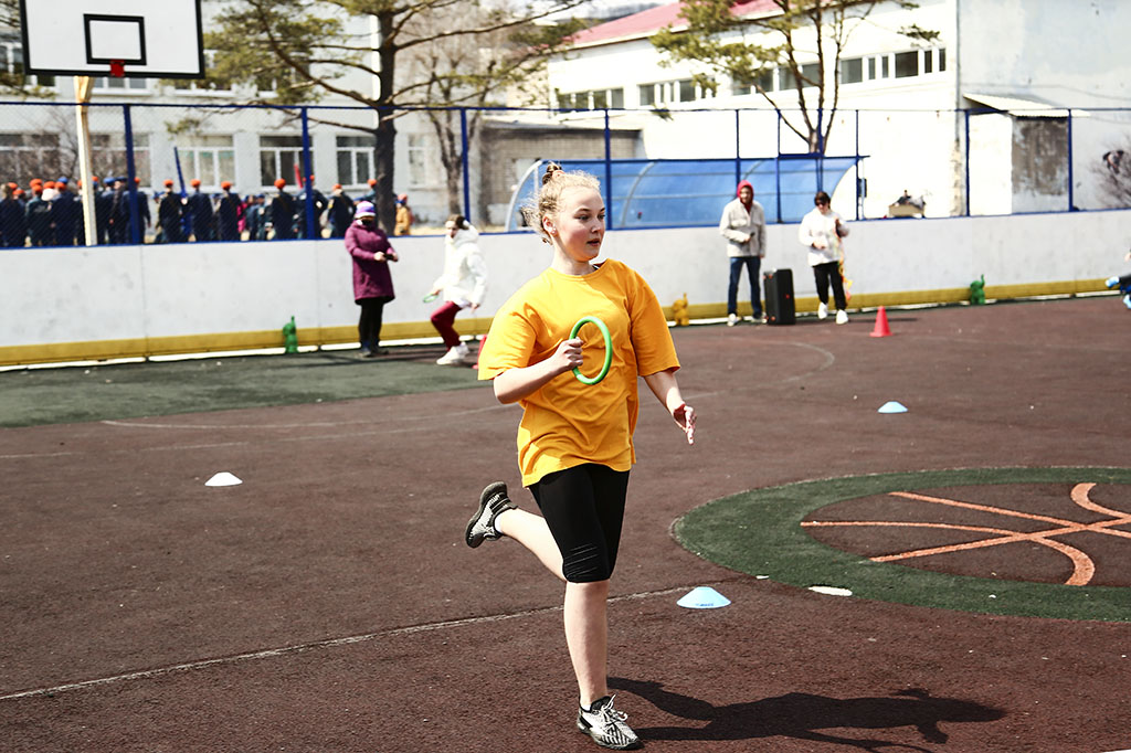 Спортивные, активные: школьники Находки принимают участие в «Веселых стартах»