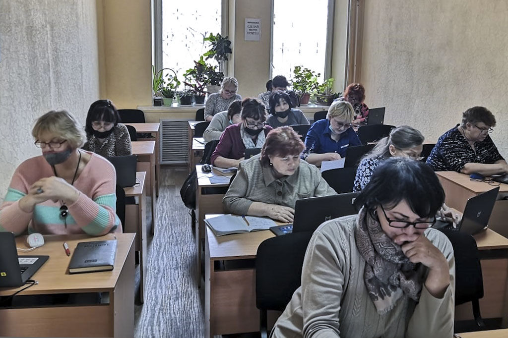 Находкинских пенсионеров ждут на занятиях по компьютерной грамотности, танцам и рукоделию