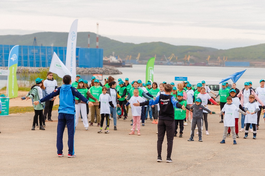 «Восточный Порт» и жители Врангеля провели морской субботник в рамках «Экомарафона-2021»
