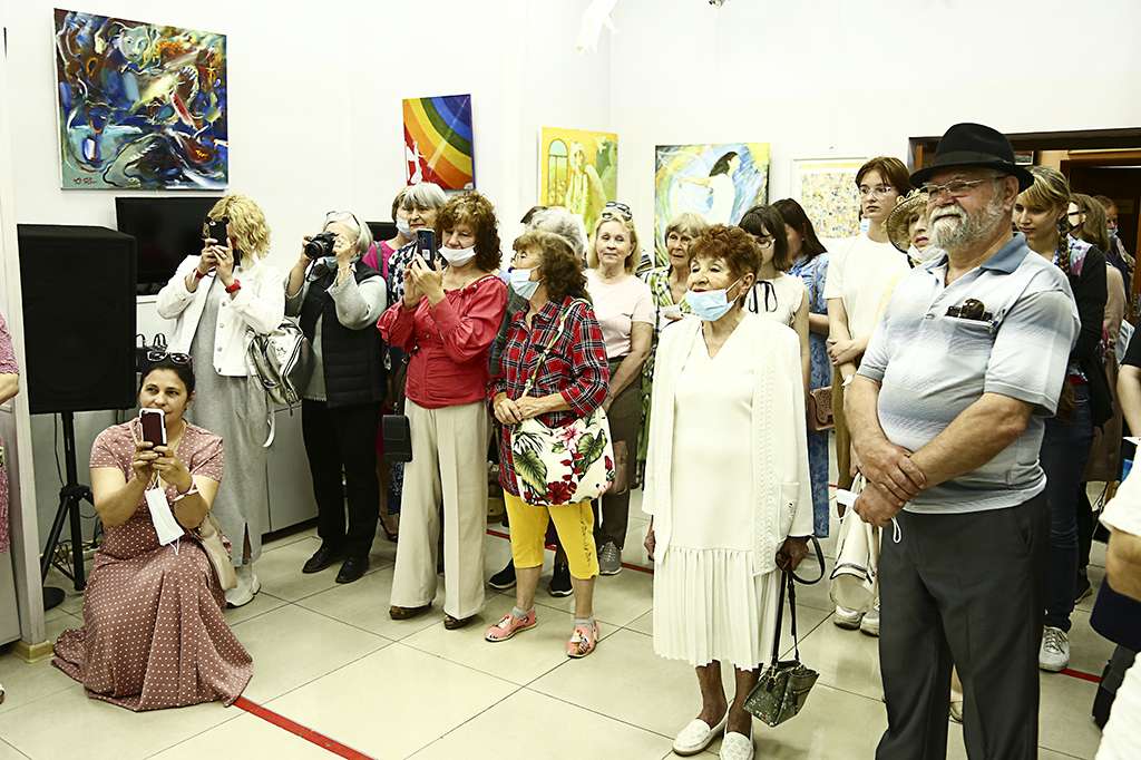 Картинная галерея «Вернисаж» приглашает взглянуть на «Ангелов мира»