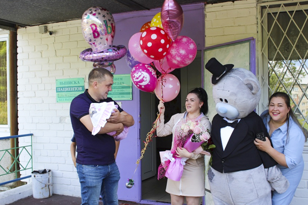 Полицейские поздравили жительницу Находки с рождением ребёнка