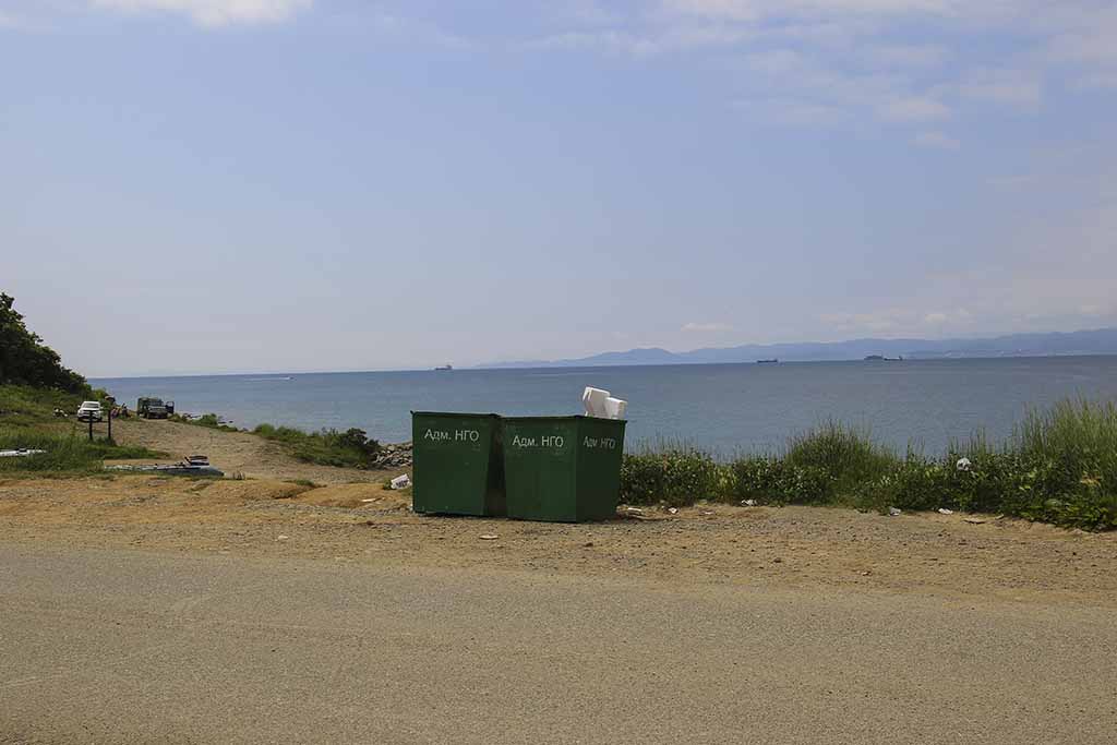 На пляжах Находки устанавливают мусорные контейнеры