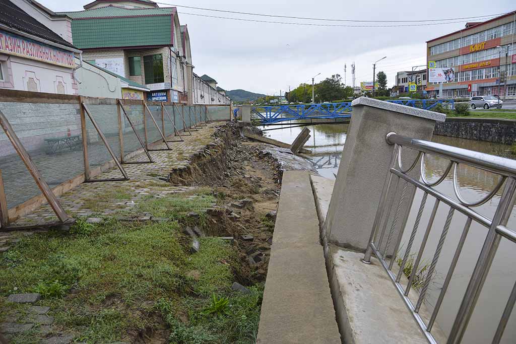 Последствия обрушения подпорной стенки на реке Каменке будут устранены