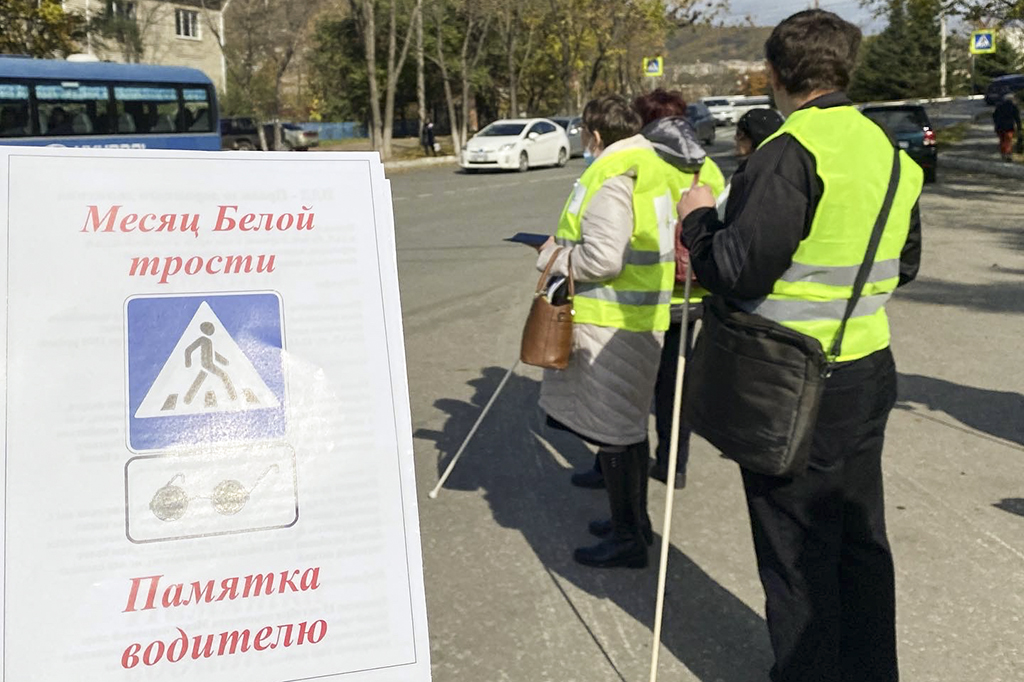 Водителям напомнили о пешеходах с белой тростью