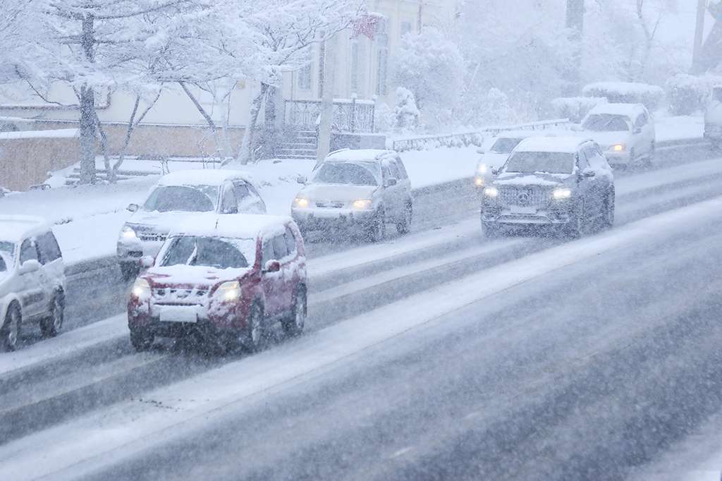Первый снег требует особой ответственности от коммунальных служб и участников дорожного движения