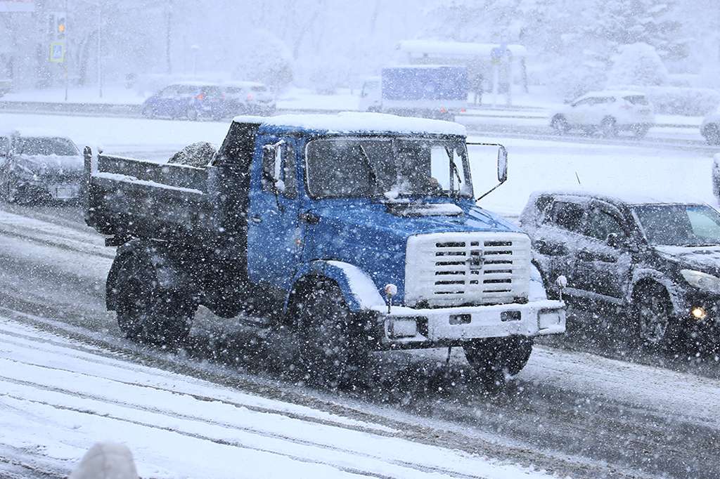 Первый снег требует особой ответственности от коммунальных служб и участников дорожного движения