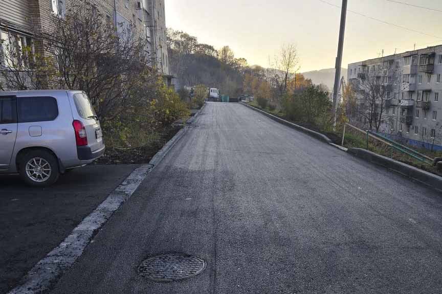 Новые парковки, подпорные стенки и тротуары: во дворах Находки выполнили ремонт