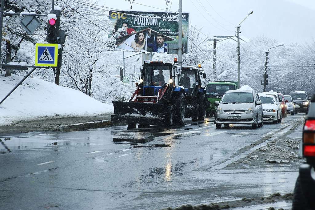 Новые комбинированные дорожные машины прошли испытание первым снегопадом