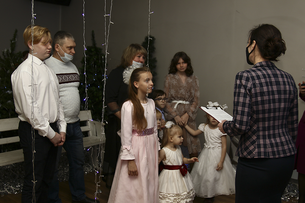 Семейная находка. РБК жители Красногорска поздравляют с новым годом семья комягинских.