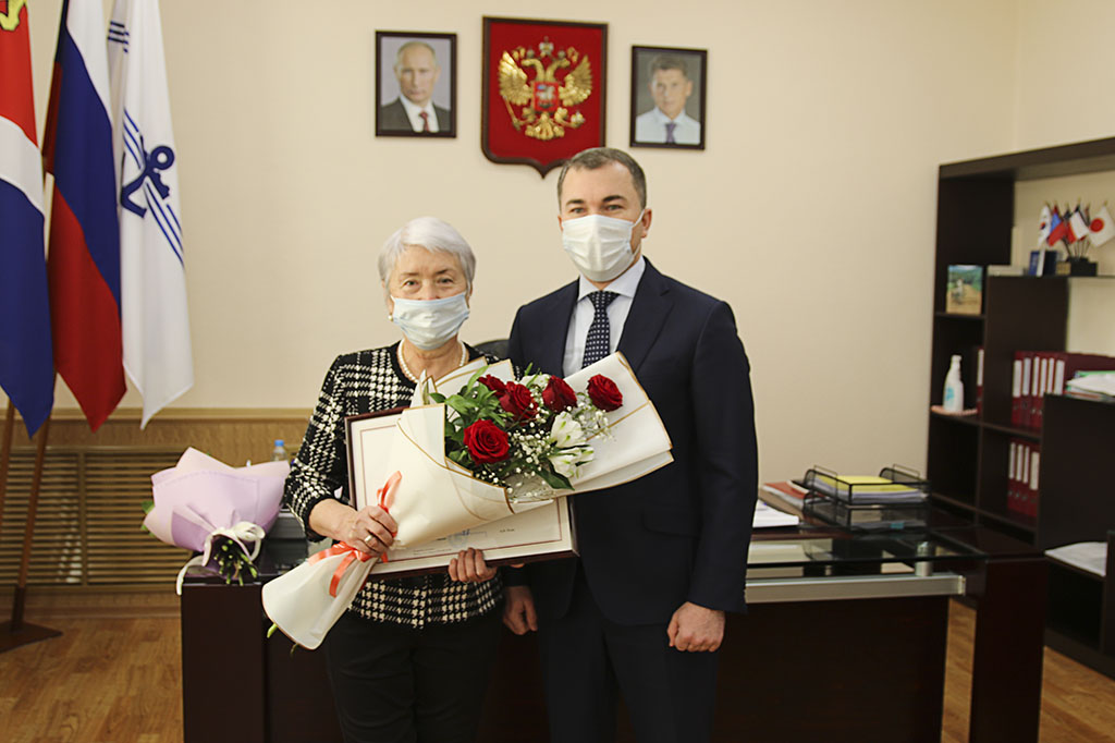 В администрации Находкинского городского округа состоялось вручение почётных грамот и благодарственных писем