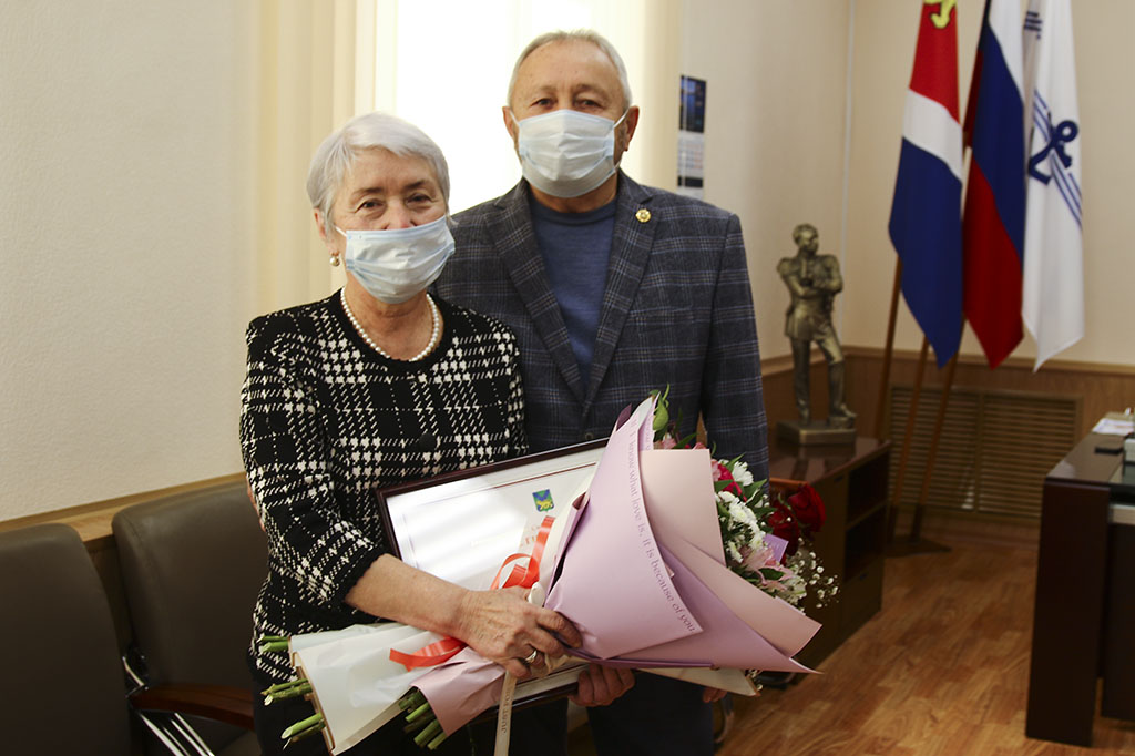 В администрации Находкинского городского округа состоялось вручение почётных грамот и благодарственных писем