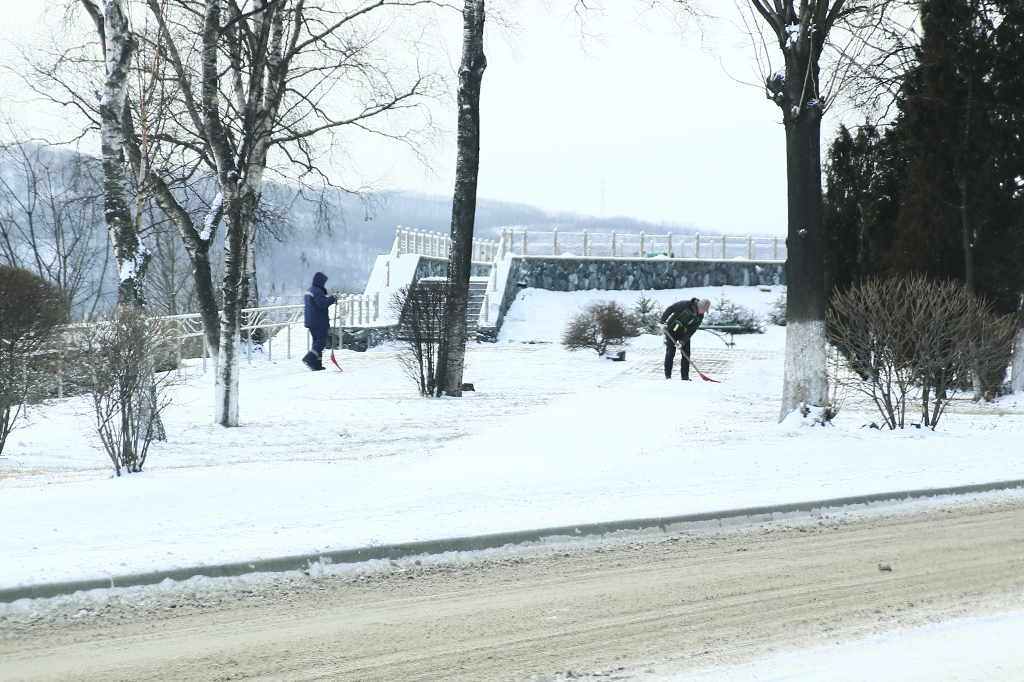 На дорогах и в жилых кварталах Находки убирают первый снег нового года