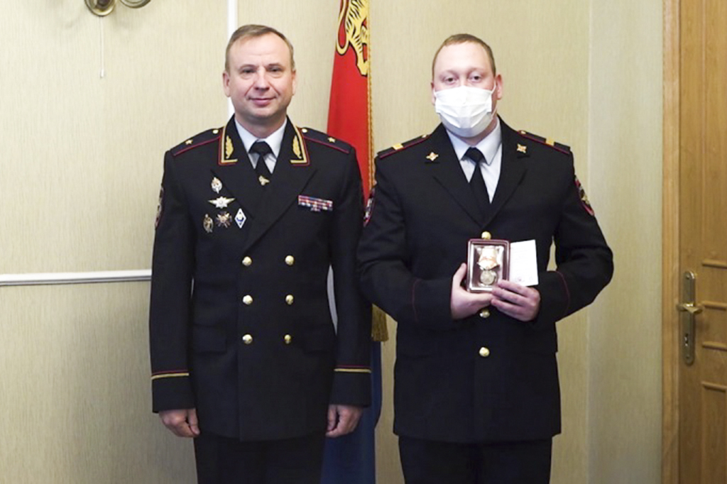 Медалями «За смелость во имя спасения» награждены полицейские Находки
