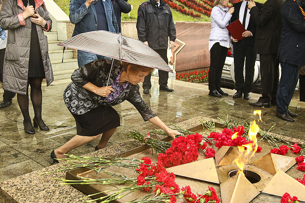 Находкинцы возложили цветы к Вечному огню в День памяти и скорби